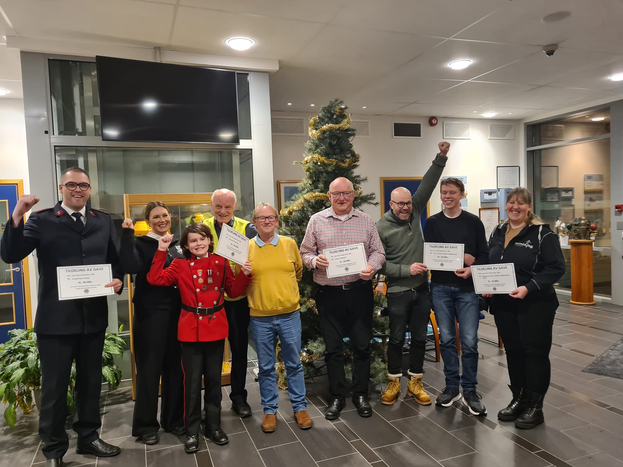 Artikkelbilde til artikkelen LC Tromøy gir 100.000,- i gave i 50 års jubileet